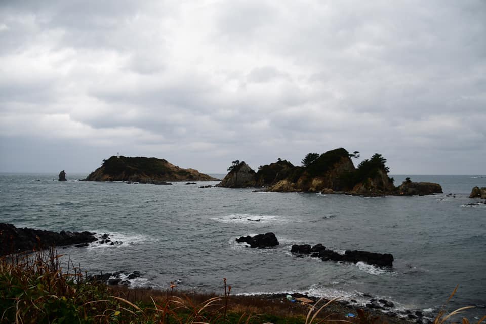 立小島灯台　大潮では陸続きになるようです。(左の島)