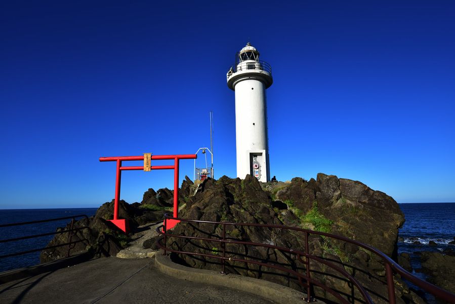 1363 鼠ヶ関灯台 (山形県)2日目、早朝に恋する灯台の認定を受けている鼠ヶ関灯台を訪問。朝の灯台は実に気持ちいい。