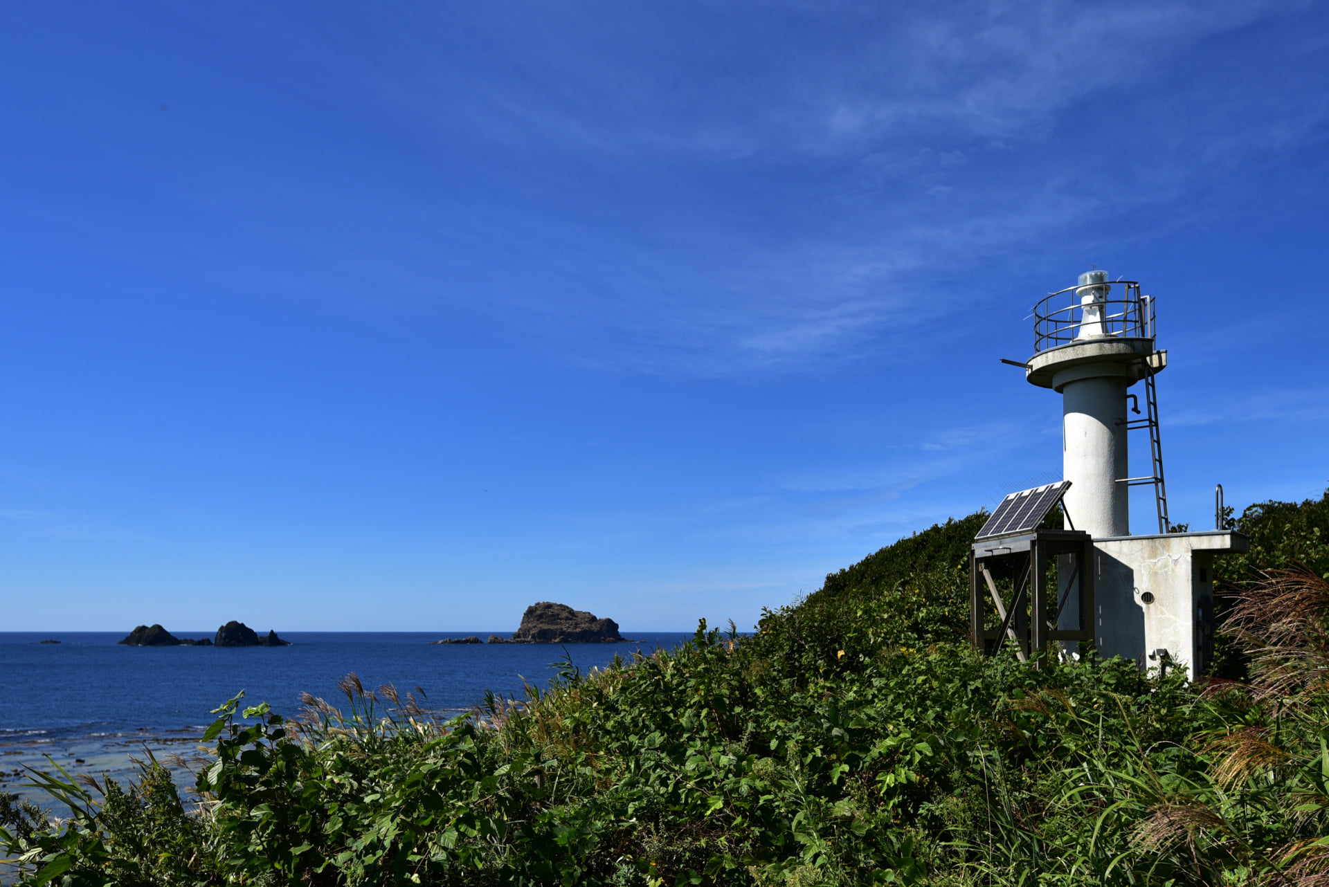 1384.9 飛島南灯台 (山形県)30分程海岸線を歩き到達。草むらの中に立っていた。ここから徒歩で島一周だ。
