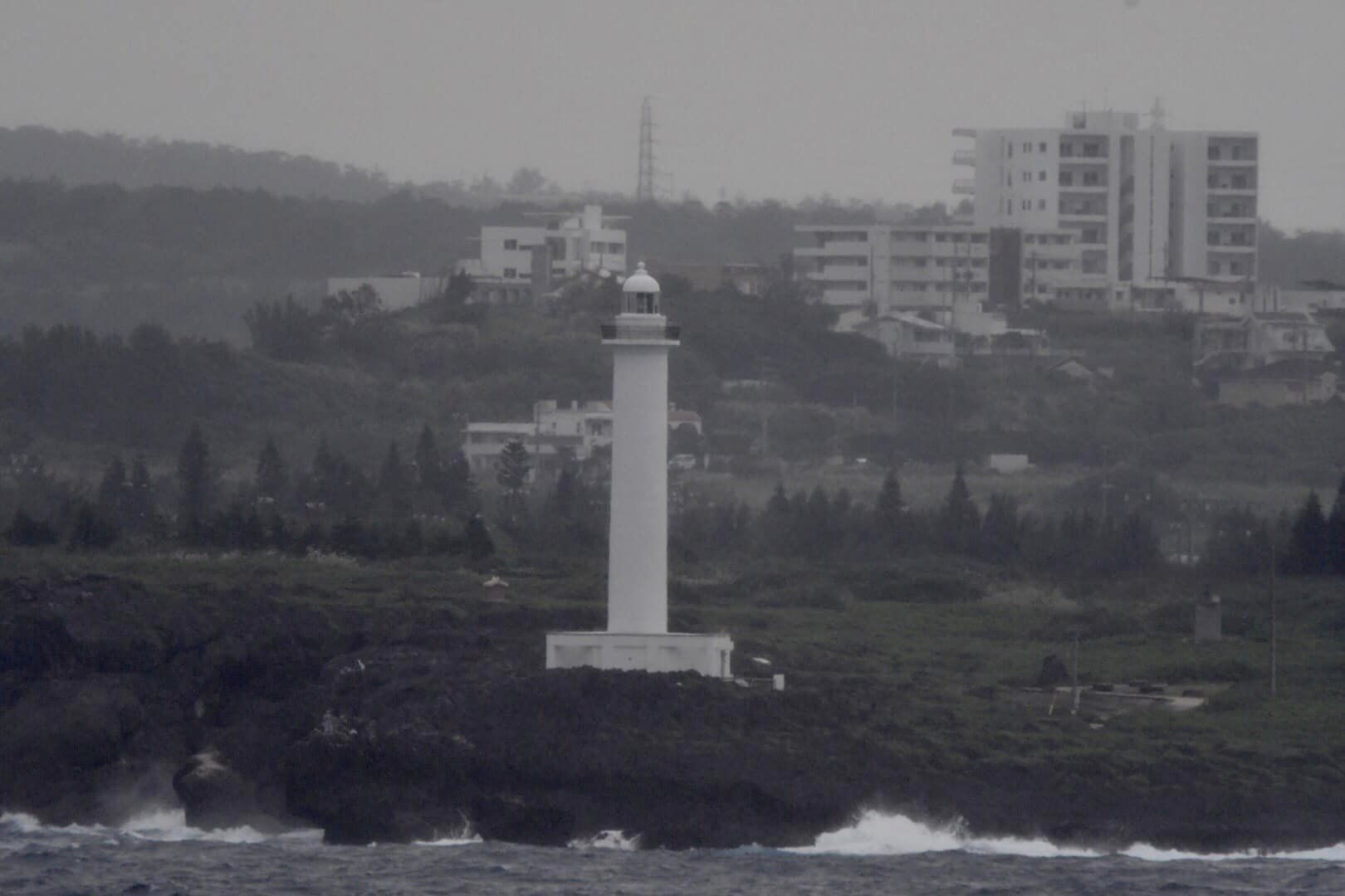7101 残波岬灯台 (沖縄県)　海から撮影。