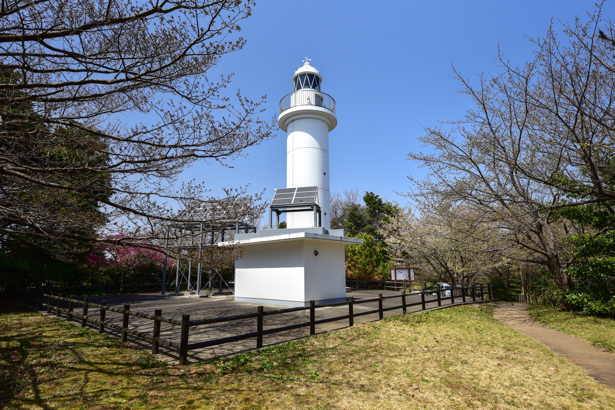 1827 大津岬灯台 (茨城県)　公園内にある灯台です。