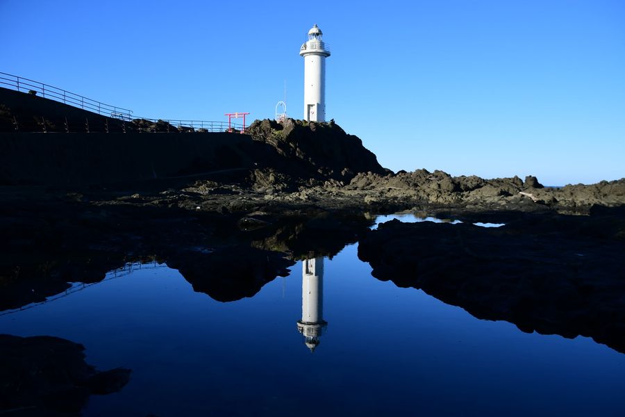 鼠ヶ関灯台の手前に無風状態の水たまりがあったのでリフレクション写真を撮影。