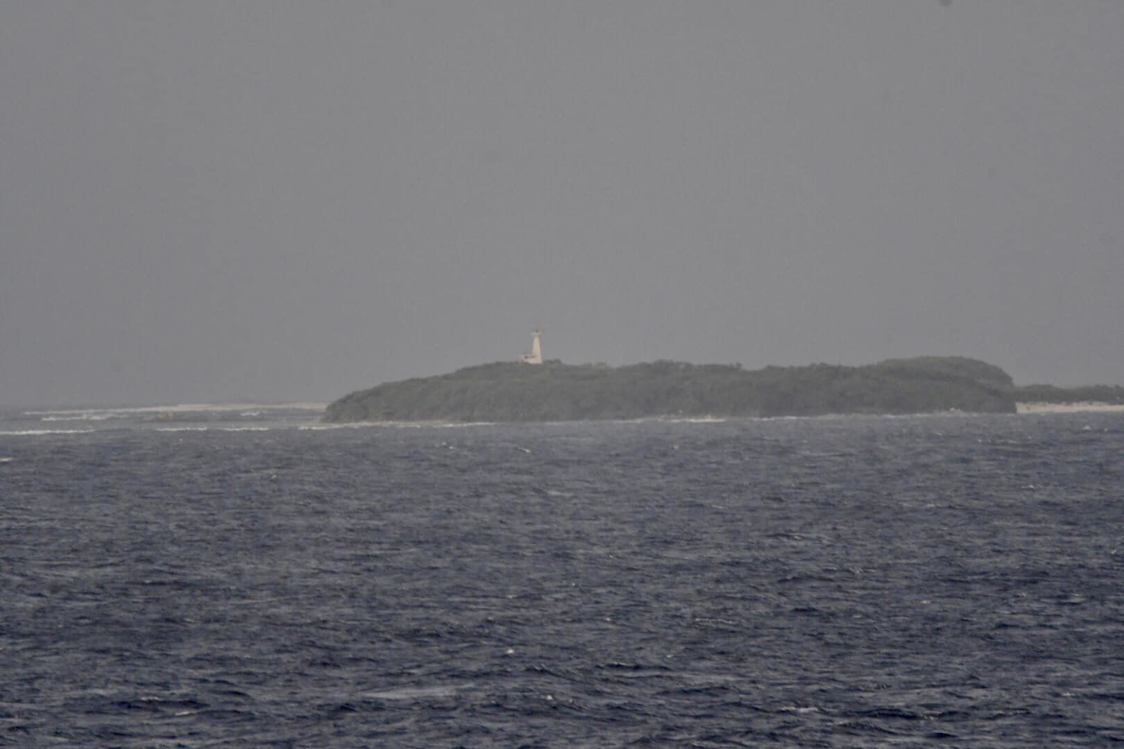 7092 神山島灯台 (沖縄県)　初めて望遠で捉えた。