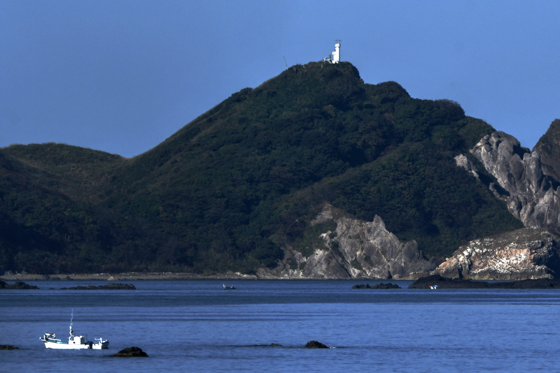 1438 小泊岬北灯台 (青森県)　旅の目的その５。遠景撮影だが。