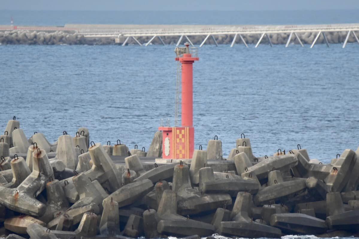 7065.8 那覇港那覇防波堤北灯台 (沖縄県)　シンボルとして沖縄県特産の織物柄のミンサーを付与したデザイン灯台。間近に見ることができた。