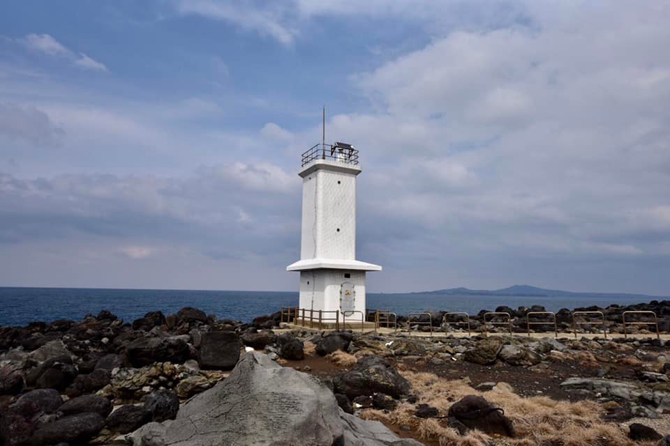 斑島灯台　牧草地を進んでいく。景色は最高。四角い灯台。