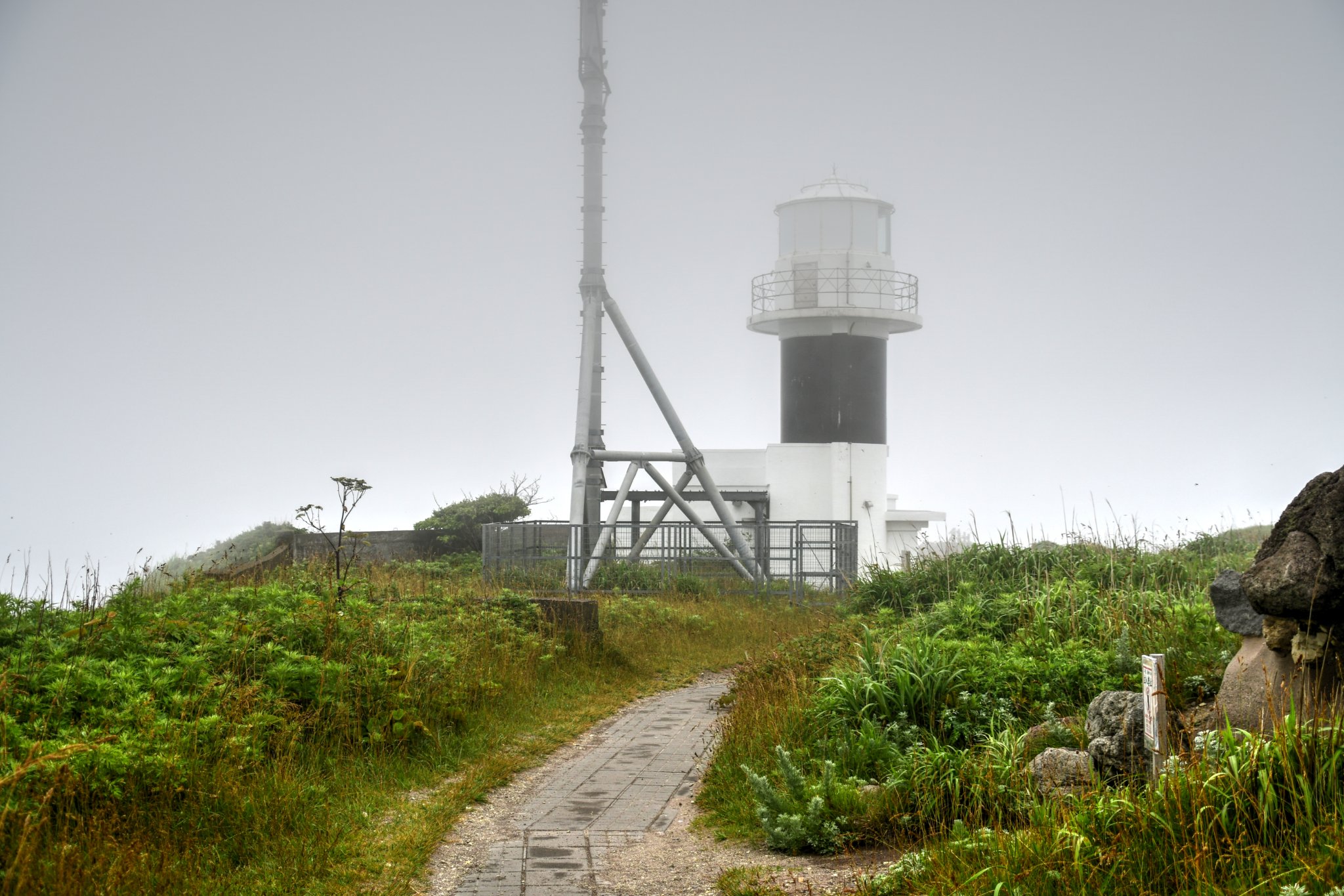 霧の中の神威岬灯台