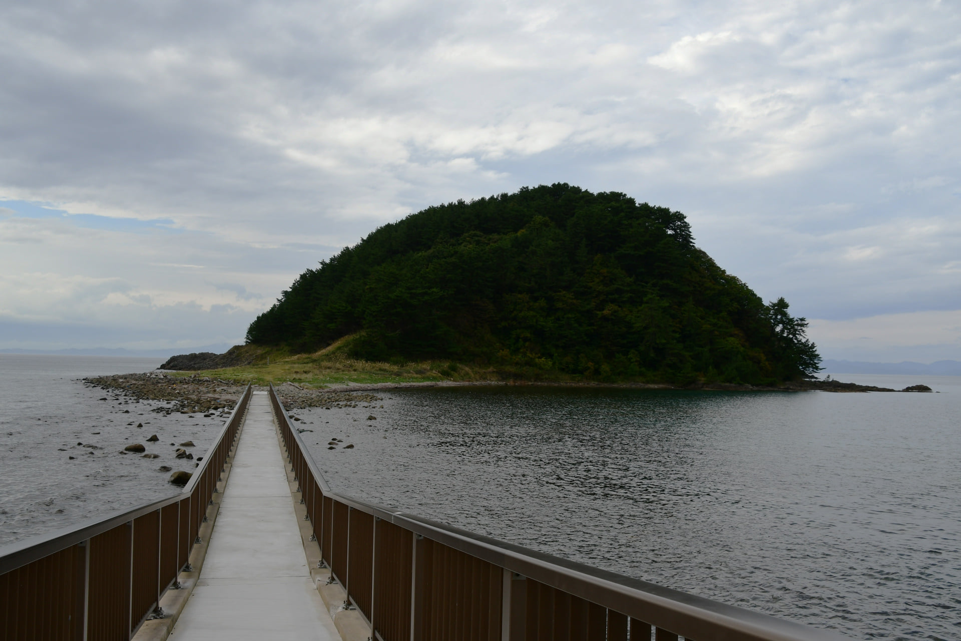 1531 陸奥大島灯台 (青森県)　2時間程時間をつぶすと、雨が止んだので、陸奥大島灯台を鎌とカッパを持参しアプローチした。