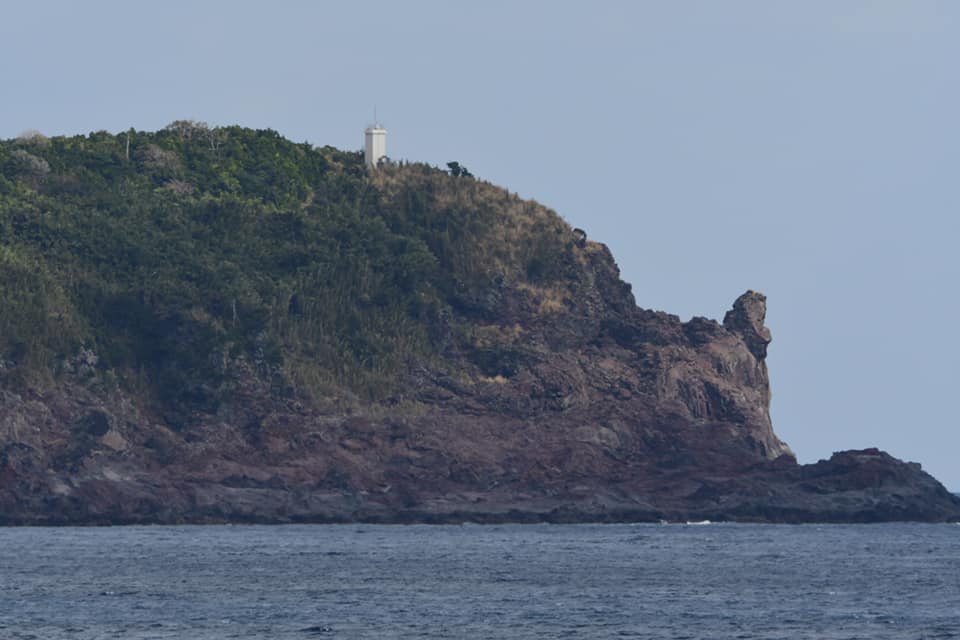 6924 メガ埼灯台 (鹿児島県)　屋久島の西方10kmに浮かぶ口永良部島に立つ灯台。