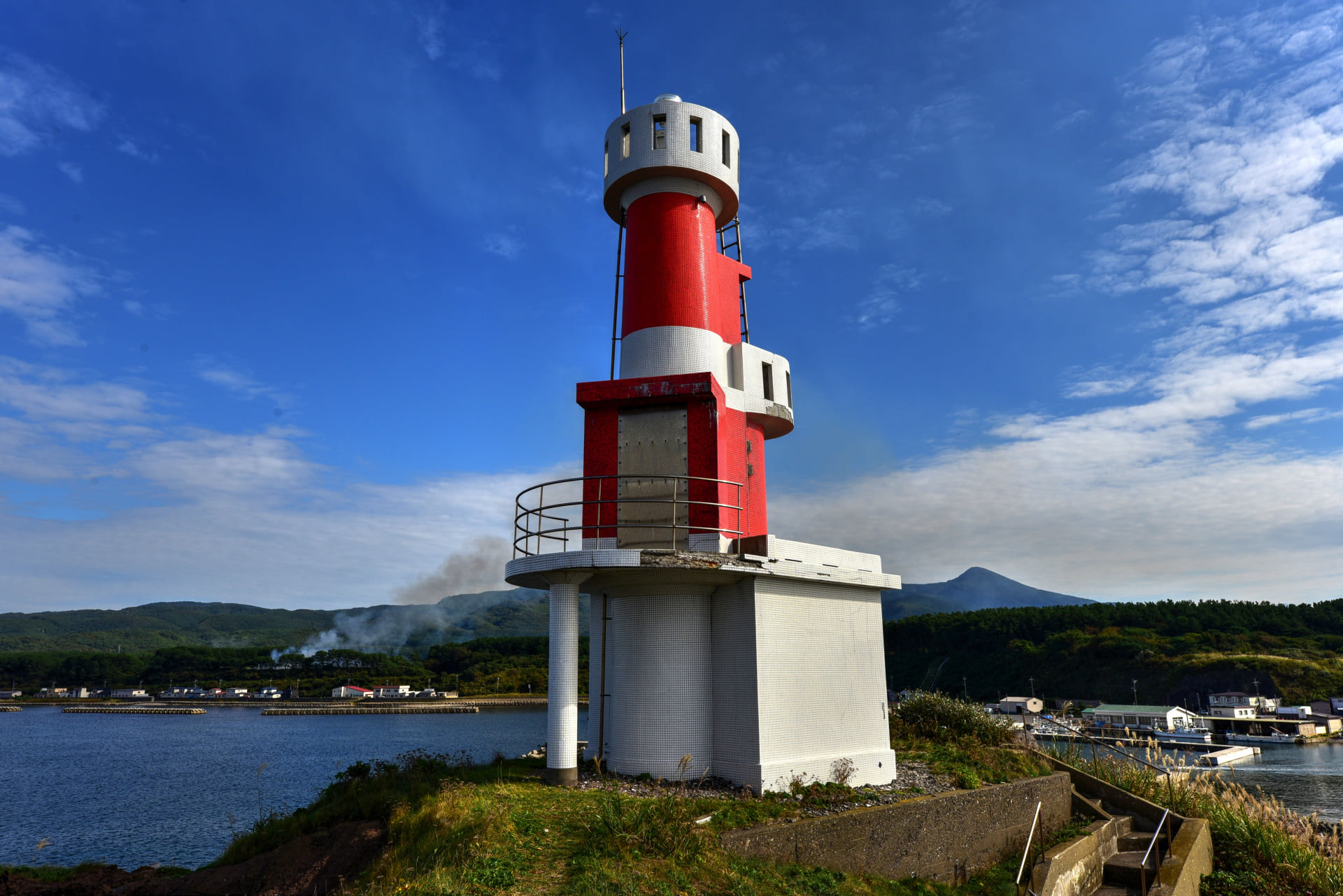 1430 鳥居埼灯台 (青森県)。前回はお盆時期だったが強風で寒く到達を断念した灯台。急階段を上り到着。タイルの剥がれが多く心配。