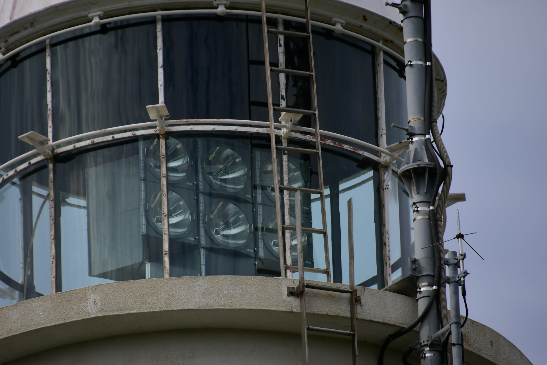 この灯台のLU-M灯器は変わっている。６個のレンズが対面についている。この構造は私の知る限りここのみ。主と副がどのレンズなのか光る所を見てみたかったがパスして次へ。