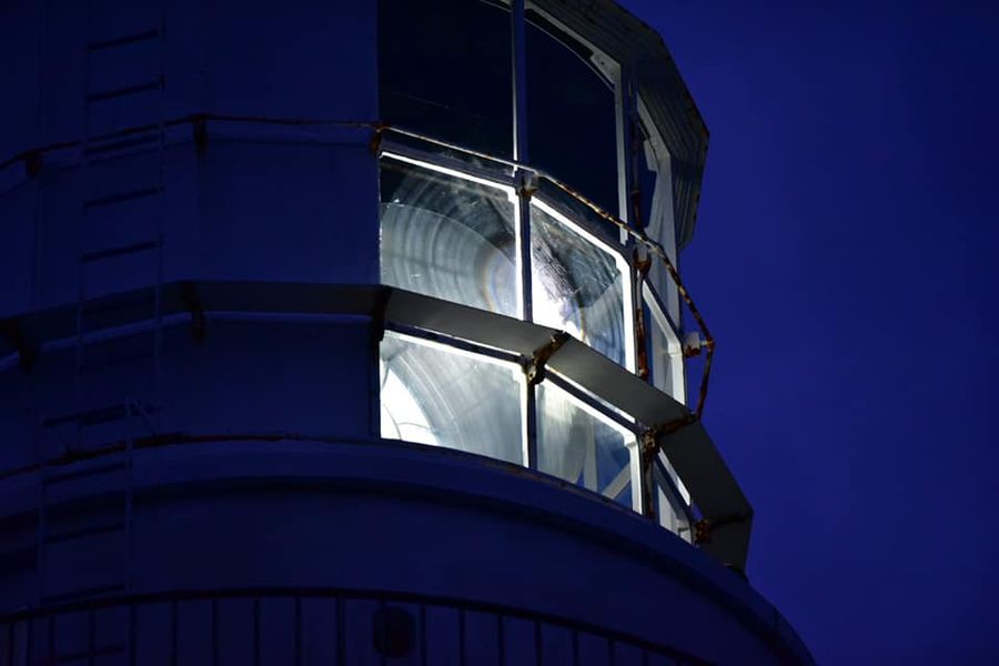 フレネルレンズの1/4を何とか撮影。都井岬灯台同様のフード付レンズ。