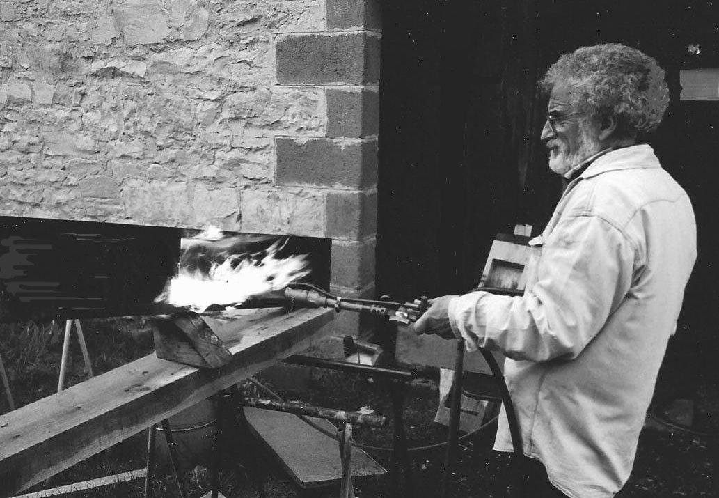 7 - La surface visible du bois sera passée à la flamme, brossée et cirée