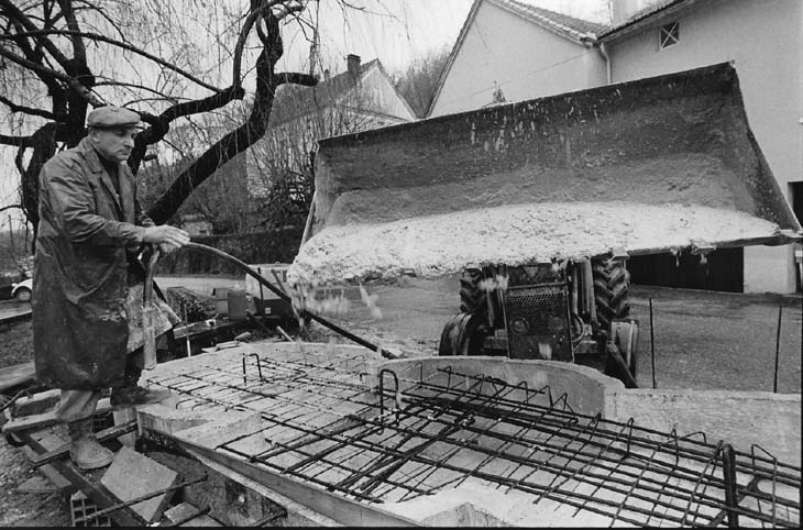 5 - Coulée en béton d'une des deux faces, après ferraillage