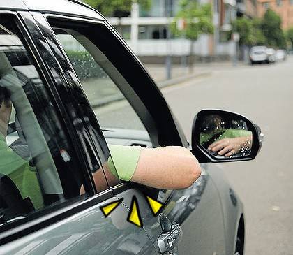 車の窓から腕出してません？