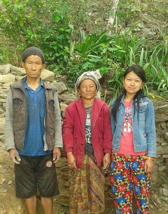 Hiras Eltern und seine jüngere Schwester