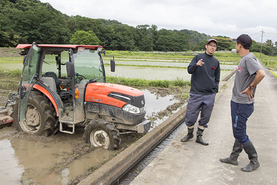 翌日以降もまだまだ続く代かき・田植え作業。効率良く進めるためにはチームコミュニケーションが欠かせない。