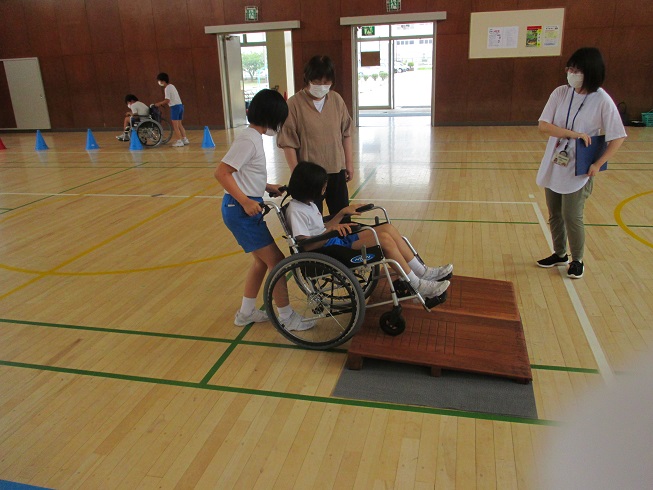 ③車椅子体験(段差上り)