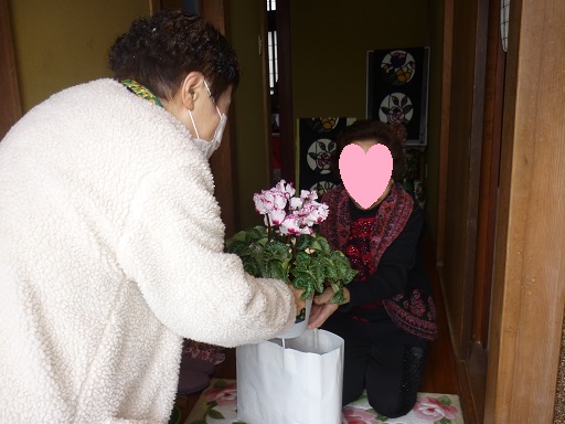 一人暮らし高齢者宅を訪問し慰問品を贈呈