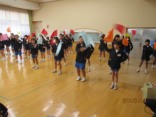 生徒全員によるダンスを２曲踊る。