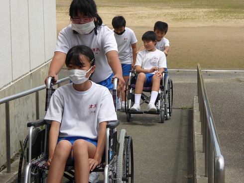 ②車椅子体験(坂道上り)