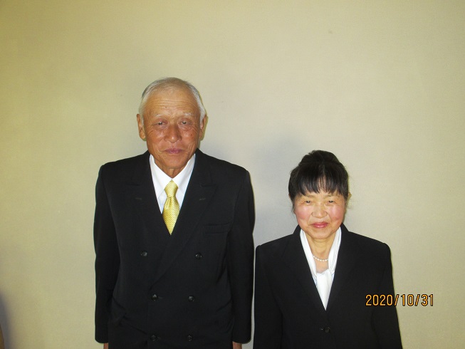 式終了後の記念撮影（森田さん(左)、水野さん(右)）