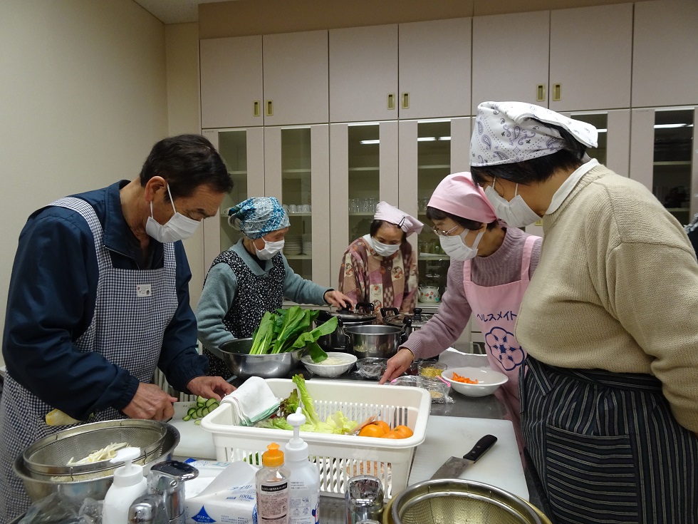 参加者の料理中①