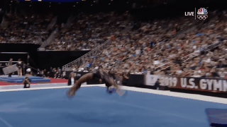 Dubbele salto met drievoudige schroef