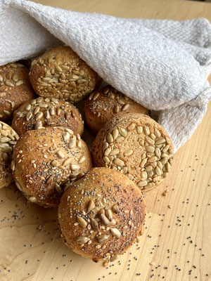 Glutenfreie Brötchen über Nacht – mit Hefewasser oder Hefe, einfach & goldbraun