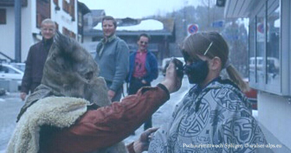Pschuuri, Winteraustreiben, Aschermittwoch, Splügen, Graubünden, Südtirol, Bündner Fasnacht, Schüler, Kindergärtler, Kinder, Fasnacht, Fasnachttreiben, Altes Brauchtum, Graubünden, Tradition