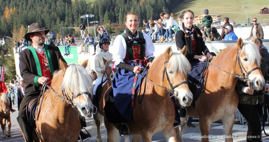 Leonhardiritt Alta Badia, Leonhardiritt Abteital, Leonhardiritt Südtirol, Leonhardiritt Alpen, Reitvolksfest, Reiter im Südtirol, Reiter in Tracht, Volksfest Alta Badia, Herbstfest Alta Badia, Kirchenfest St. Leonhard, Heiliger Leonhard, Brauchtum