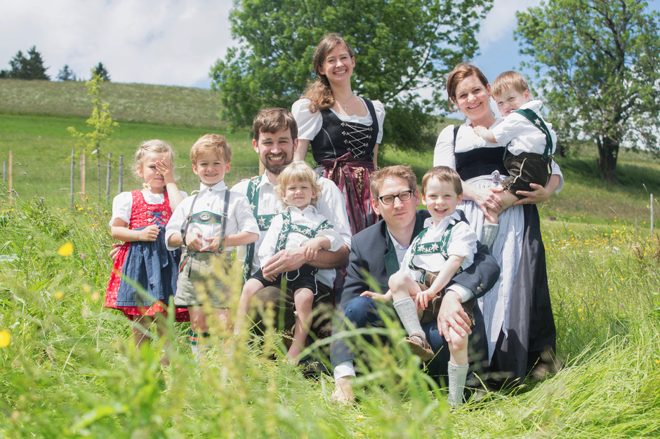 Allgäuer Tracht, Mädchen und Buben im Allgäu, Sennereifamilie, Allgäuer Idylle, Bergkäse,