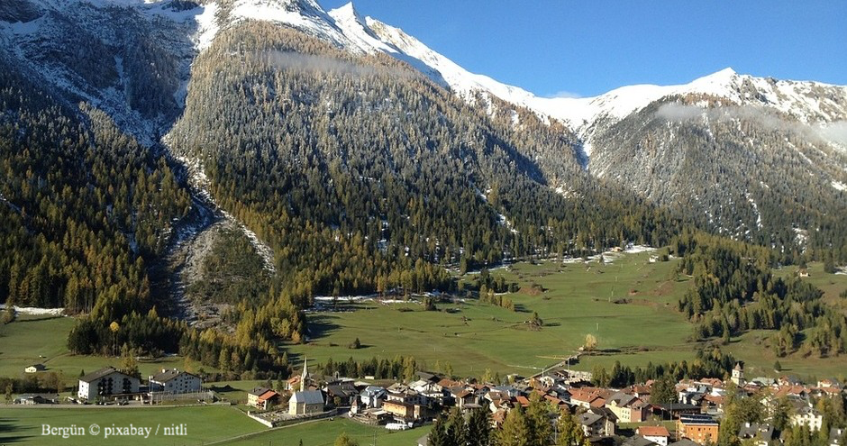 Arosa, Bergkirchli, Eichhörnliweg, Schanfigg, Chur-Arosa, Alpenjuwele, Kulturjuwele, Graubünden, Lenzerheide, grünes Gras, Graslandschaft, Berglandschaft, Landschaftspflege, blauer Himmel, Grün und Blau, Wiese und Himmel, Fotomotive, Fotospots, Kalender