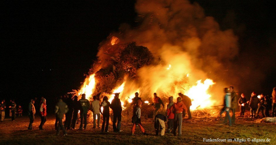 Funkenfeuer, Funkenfeuer Allgäu, Programm, Funkensonntag Oberallgäu, 01.03.2020, Winteraustreiben, Feuerbrauchtum, Bergfeuer, Winterbergfeuer, Musikkapelle, Musikverein, Funkenküchle, Funkenküachle, Funkaküachle