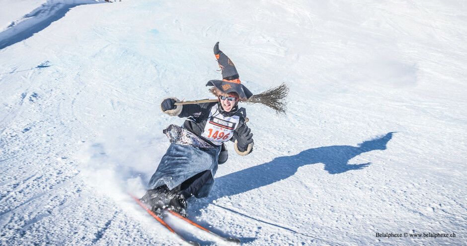Volksskilauf, Wallis, Skirennen im Kostüm, Fasnachts-Skirennen, Hexe auf Skiern, Skihexe, Hexengruppen, Fasnacht Wallis, Hexe im Schnee, Witch in snow, Abfahrtslauf, Oberwallis, Goms, Blatten, Naters, Hexenhut, Hexenbesen, Belalphexe, Belalp, Riederalp
