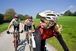 cyclists along the path Passau - Vienna