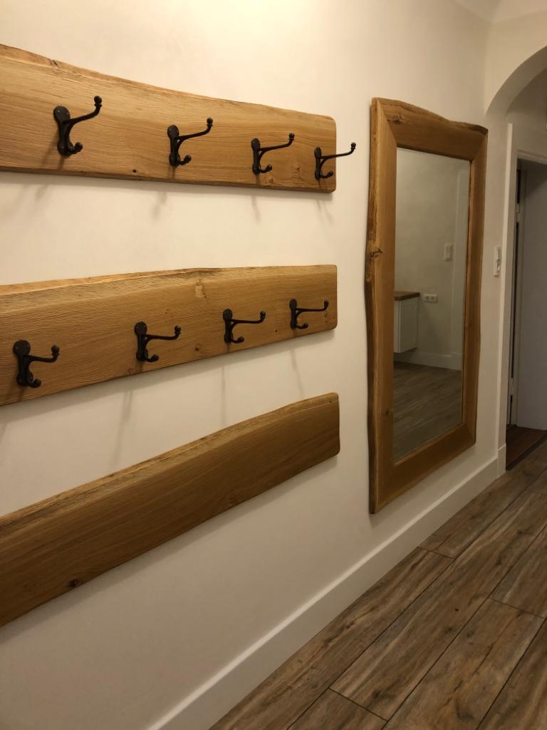 Die Garderobenhaken sind auf Eichenbrettern montiert.