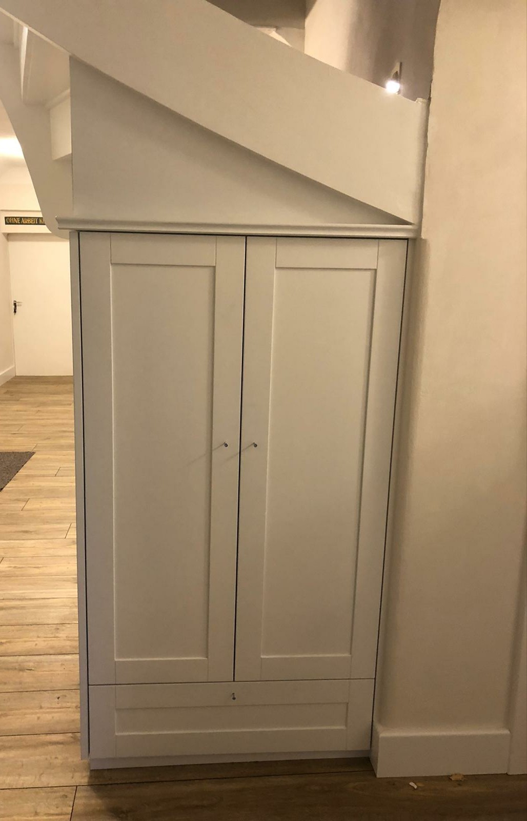 Garderobenschrank unter der Treppe als Ecklösung
