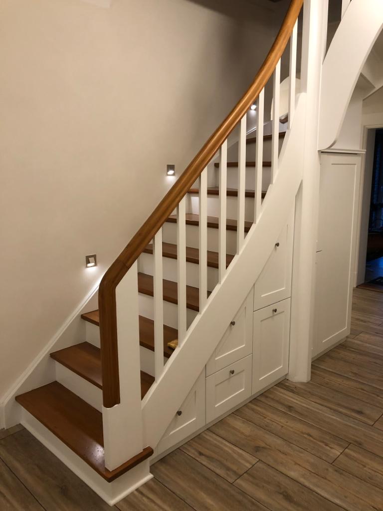 Schrank unter der Treppe bietet viel Stauraum