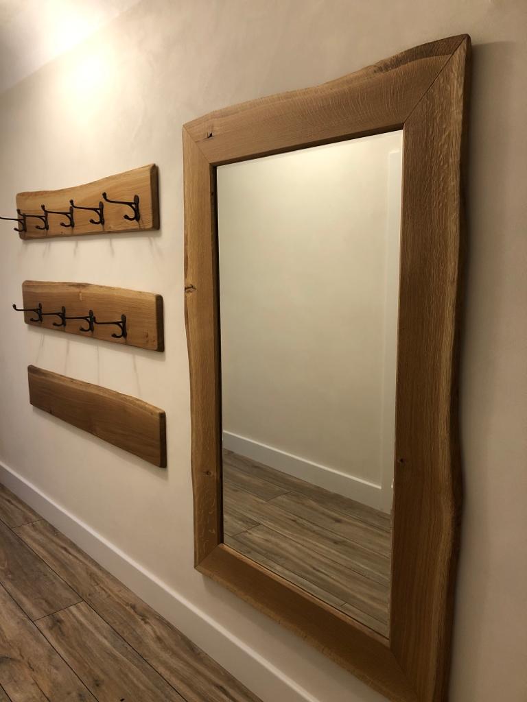 Der Spiegel wird von Eichenbrettern umrandet.