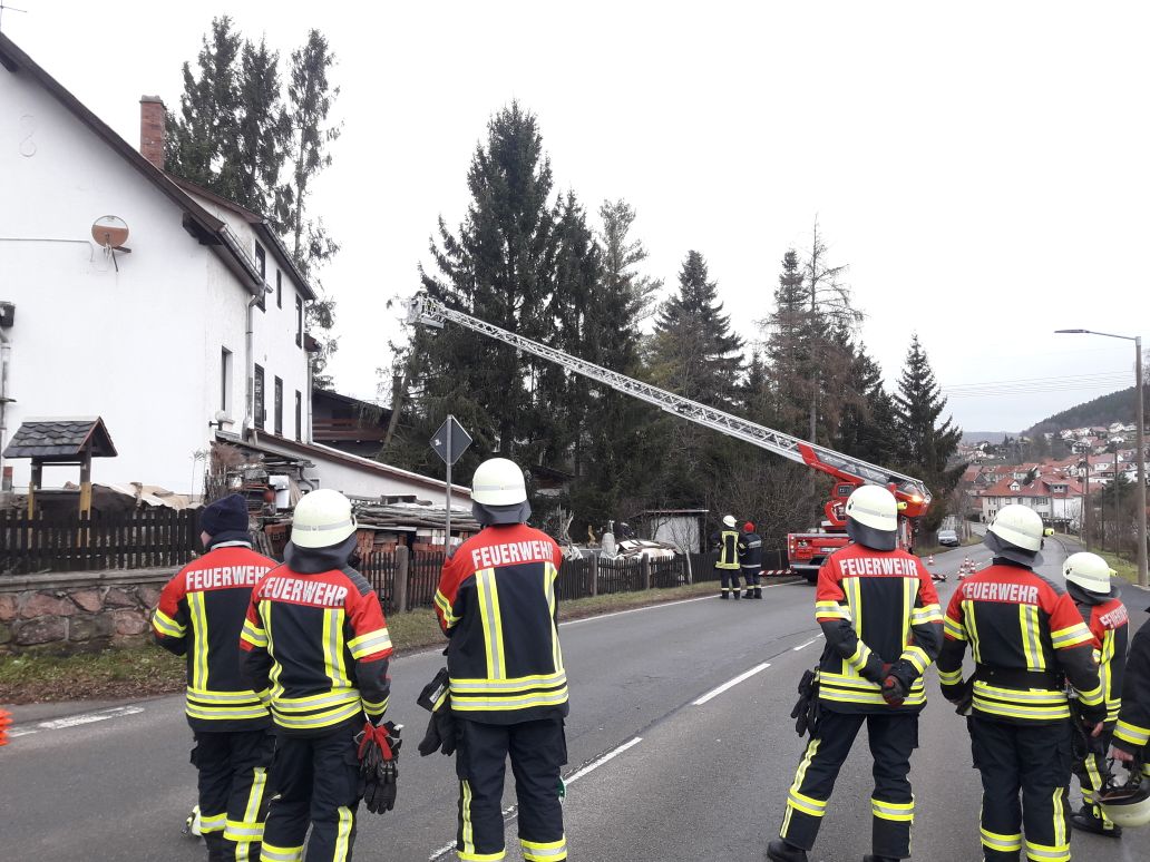 Mit Unterstützung der Drehleiter der Feuerwehr Ruhla konnte die Gefahr jedoch gebannt werden!