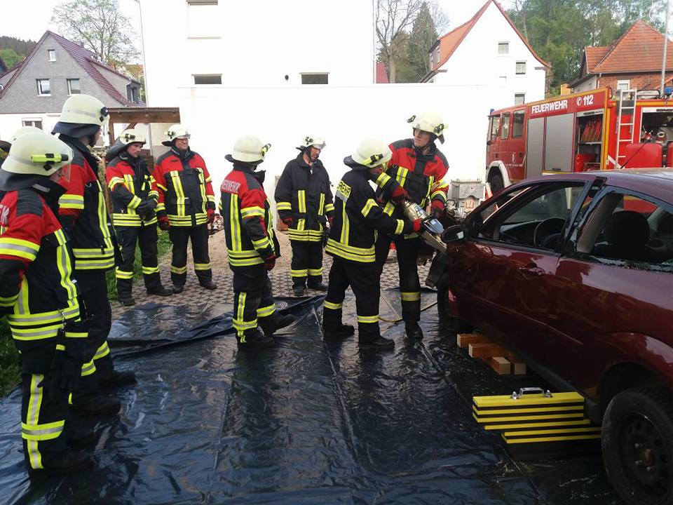 wir trainierten den Umgang und die Handhabung der neuen Geräte ,,Rettungsschere und Spreizer" 