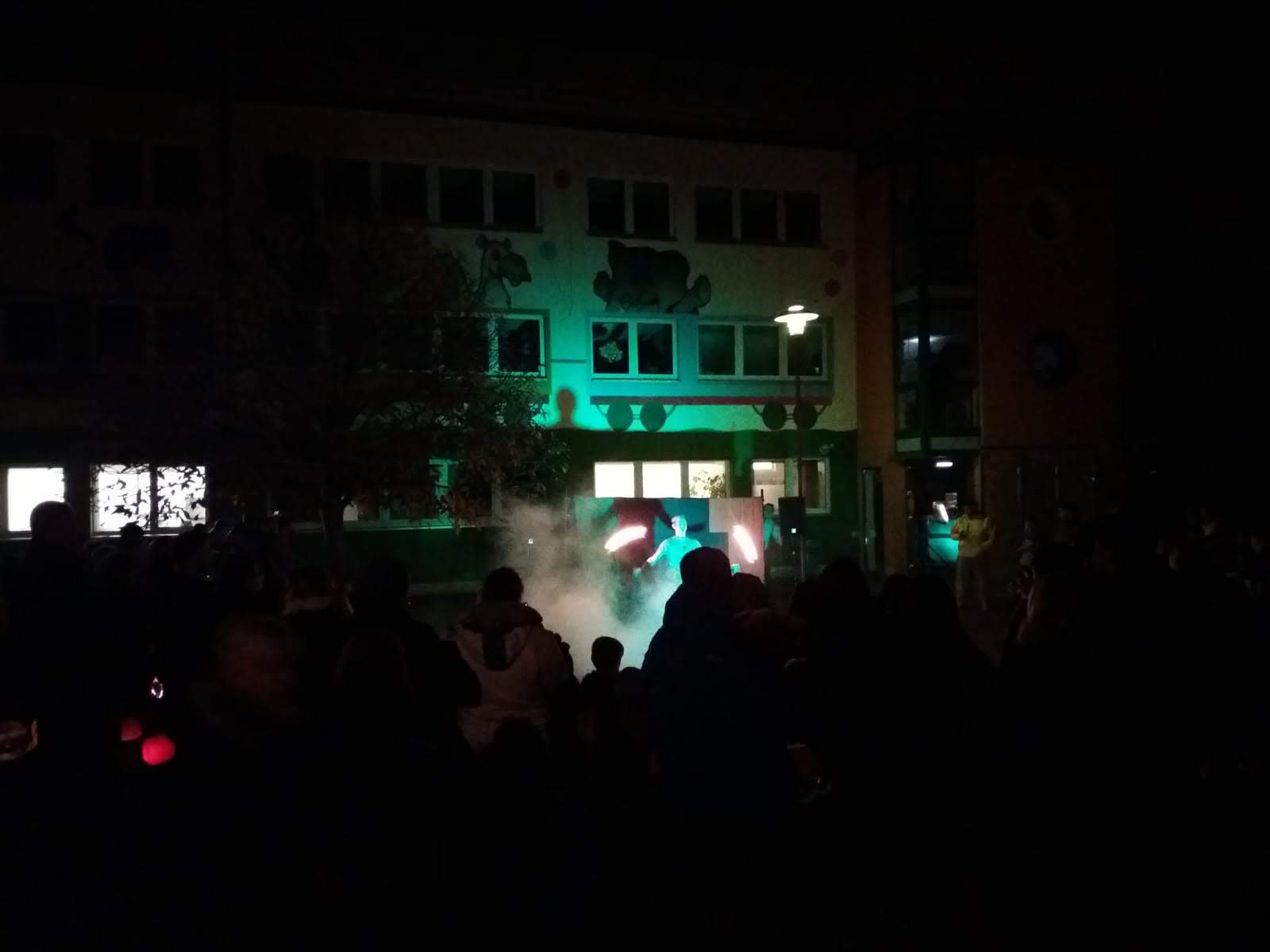 Feuershow am Kindergarten Bambino - nach d. Laternenumzug