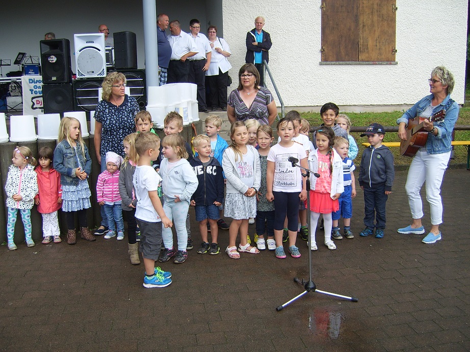 Die Kinder vom Bertold Anzius Kindergarten erfreuten mit Gesang...