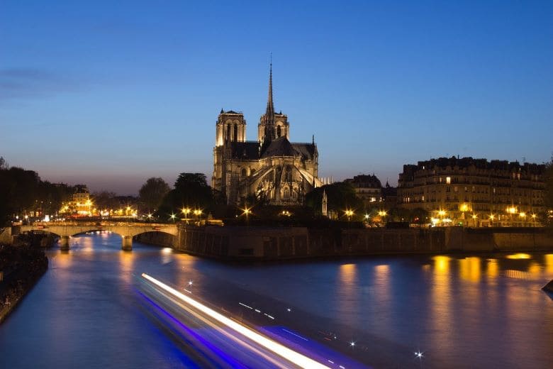 Paris Notre Dame bei Nacht