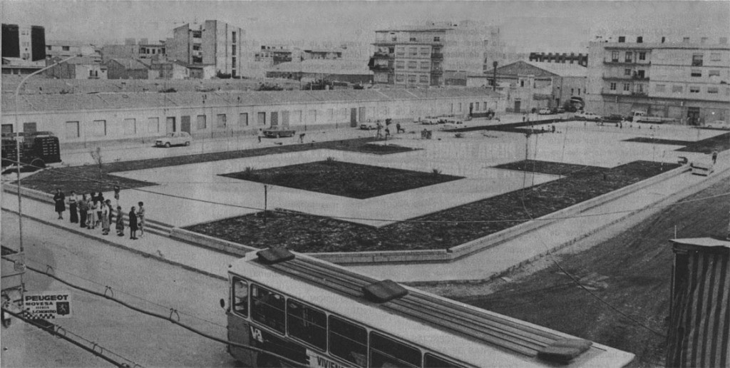 Plaza recién acabada, en 1976