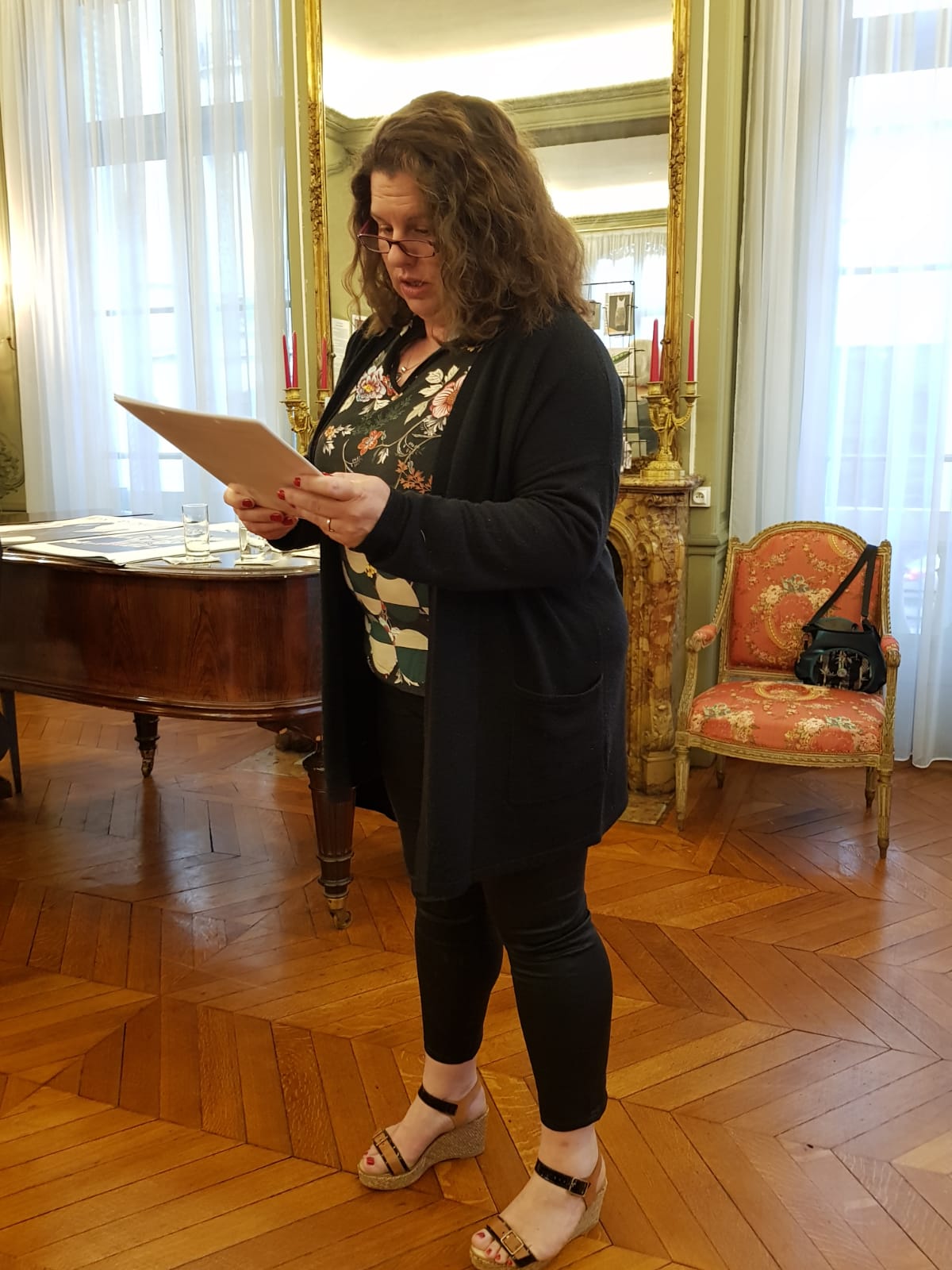 Lors du vernissage, lecture de textes et contes écrits par Rosángela, par Florence Gouazé, en français