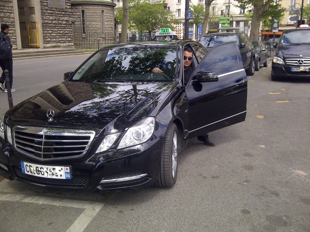 Taxi equipped with one or two baby car seat and booster safety seats Taxi with baby seat in Paris