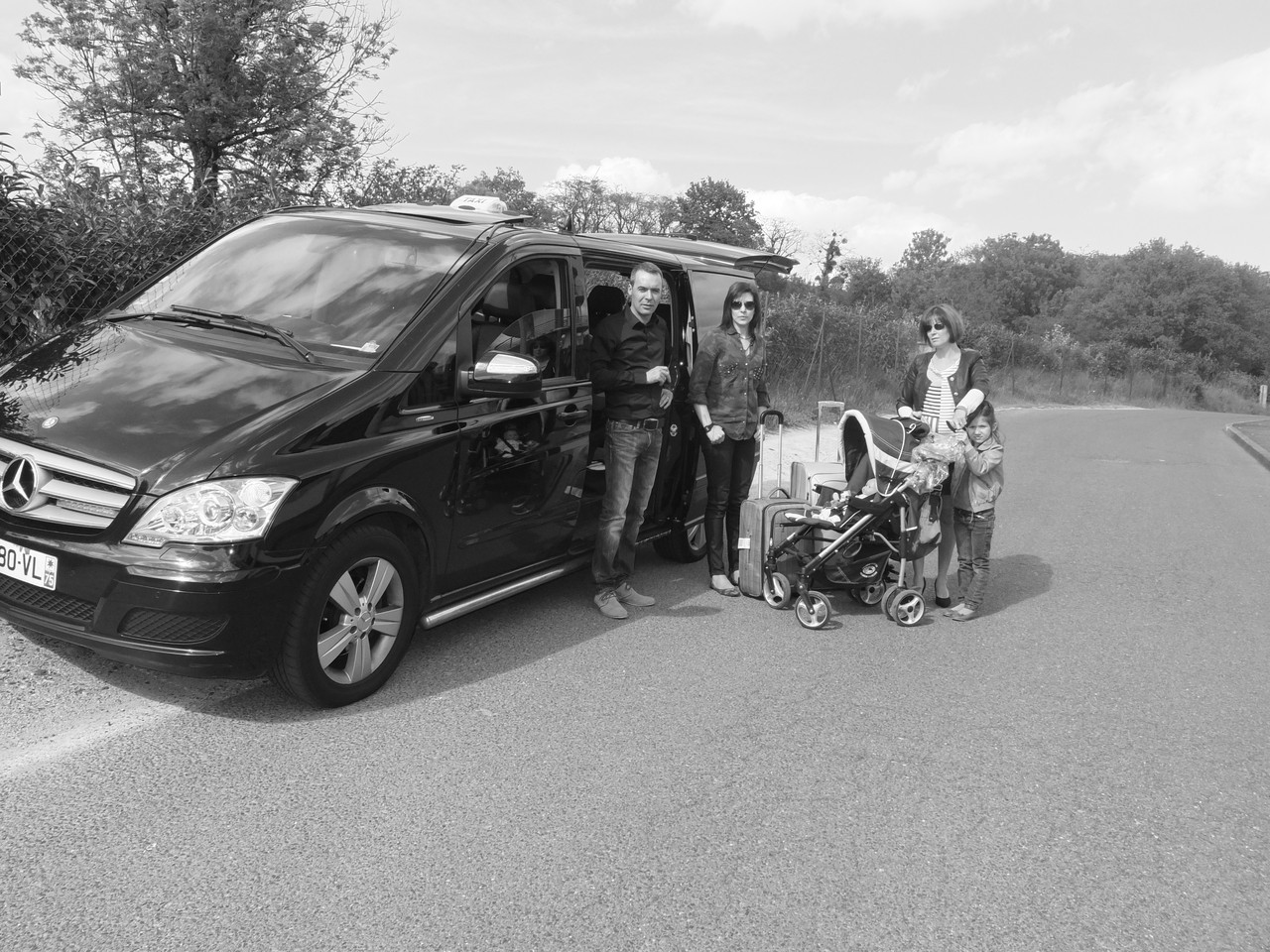 Taxi equipped with one or two baby car seat and booster safety seats Taxi with baby seat in Paris