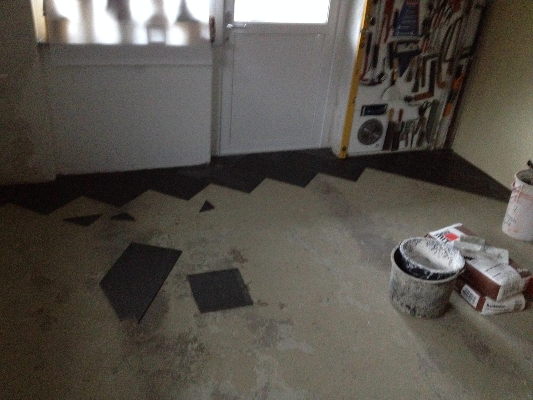 Der Anfang beim diagonalen Verlegen der Bodenplatten ist ausschlaggebend obs am Schluss passt